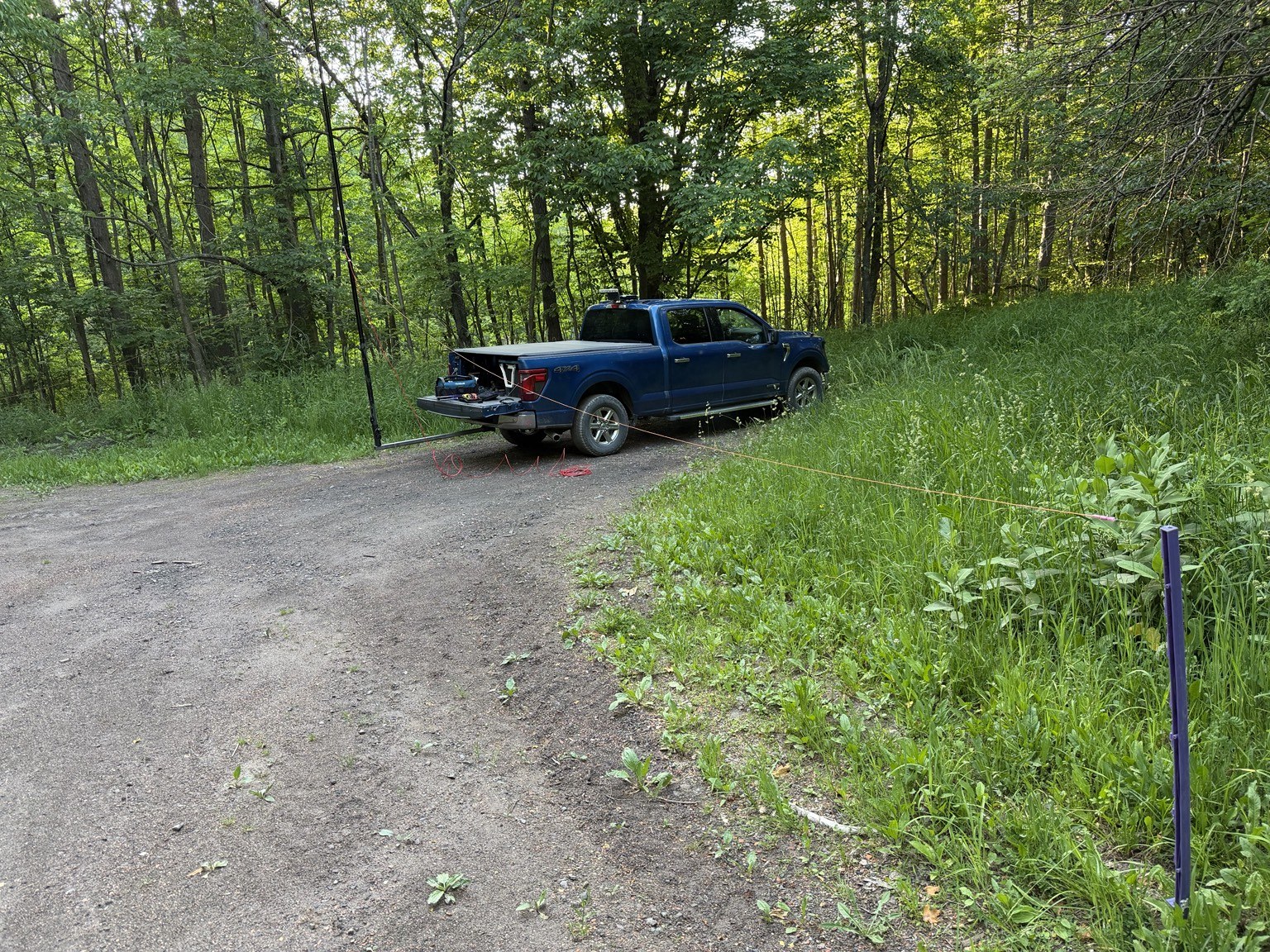 40 meter POTA Performer antenna setup behind blue truck